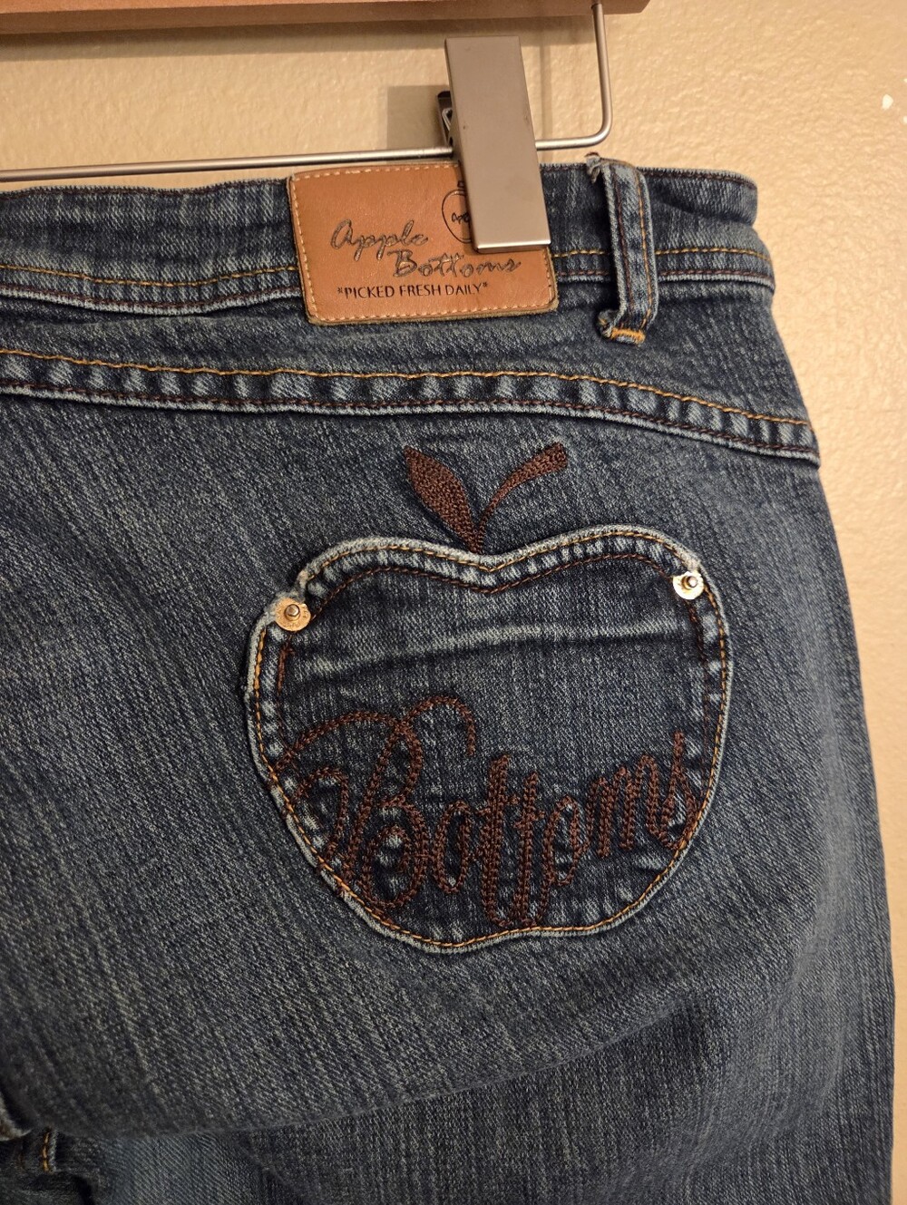 APPLE BOTTOMS Vintage Y2K Medium Wash Boot Cut Embroidered Apple Pocket Jeans